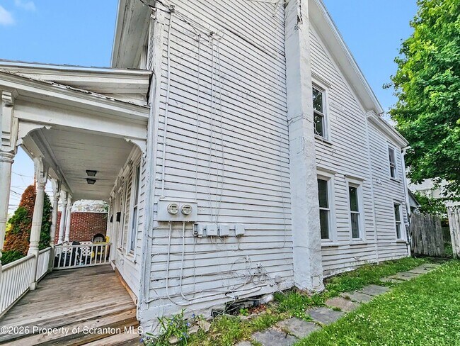 Building Photo - 907 Green Ridge St