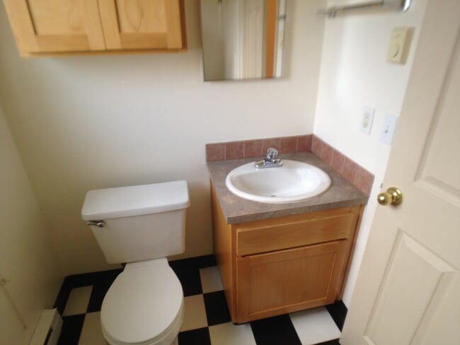 Building Photo - Great lower 1bed, hardwoods, on site laund...