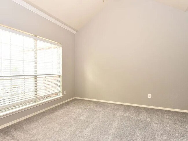 Building Photo - Beautiful 4 Bed 2.5 Bath Property in South...