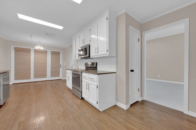 Building Photo - 2101 Fox Ridge Rd