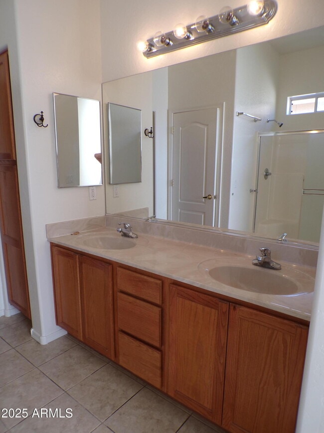 Building Photo - 4995 E Somerset Dr