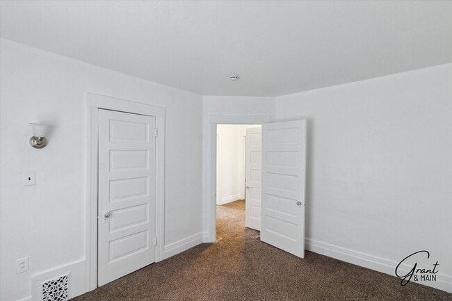Building Photo - $1495 - 4 Bedroom/2 Bath Home in Islandview