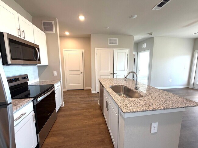 Building Photo - 1700 Daleside Ln