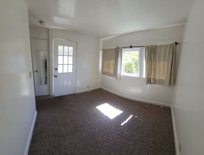 Building Photo - Cute standalone Bungalow in SLO!