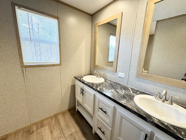 Building Photo - 2 Bedroom, 2 Full Bathrooms With Water Included in Pendleton