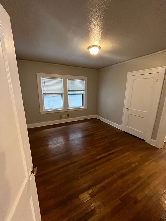 Building Photo - Available Now!!  Gorgeous home! 4 Beds, 1.5 Baths near UMKC! $2100