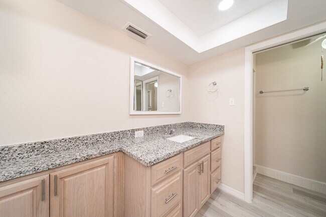 Building Photo - Welcome to your dream rental in Cape Coral! This fully remodeled, MONTH TO MONTH available home.