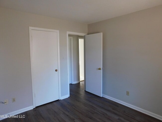 Building Photo - 1827 Custer Dr