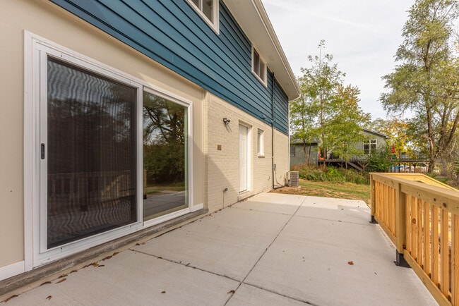 Building Photo - 1520 Traver Rd