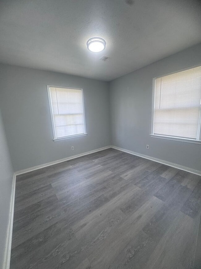 Building Photo - Newly Renovated Virginia Loop Road Home