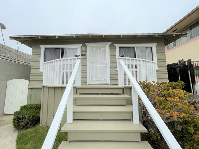 Building Photo - Downtown Ventura Bungalow with Beautiful Y...