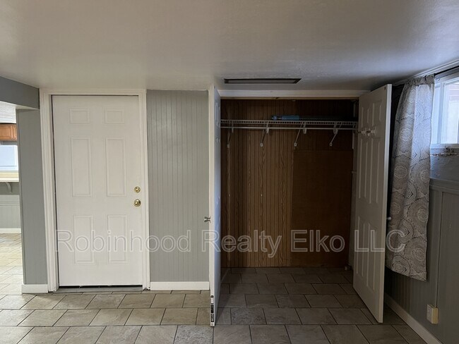 Building Photo - 272 W Cedar St