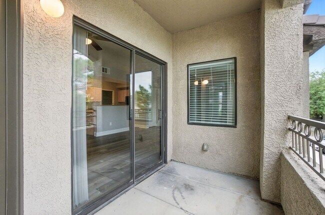 Building Photo - Northwest Condo with Modern Finishes & Gre...