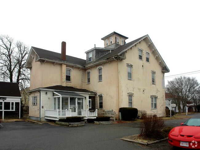 Building Photo - 156 Main St