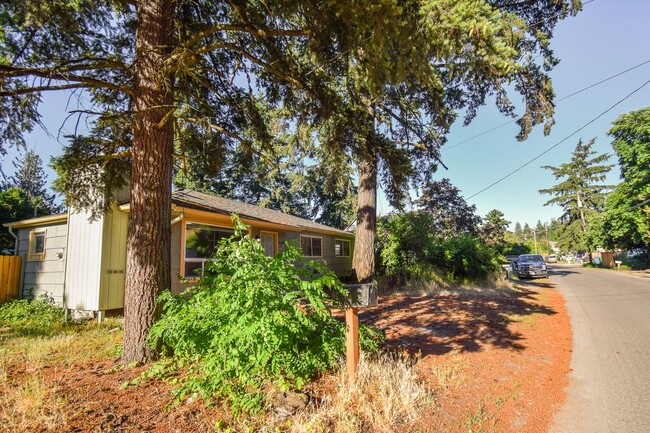 Building Photo - 3 Bedroom 1Bath House, Quiet neighborhood with park across the street