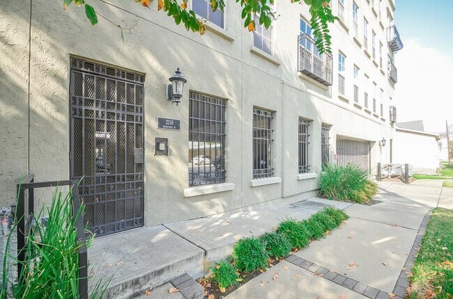 Building Photo - 2216 Chenevert St
