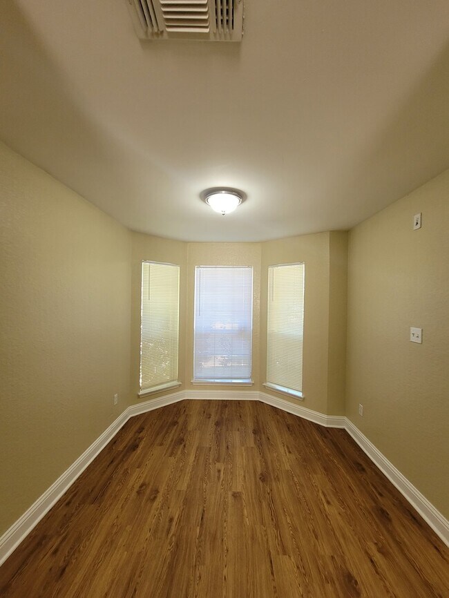 Building Photo - MOVE IN SPECIAL!!!! Cedar Hill home featur...