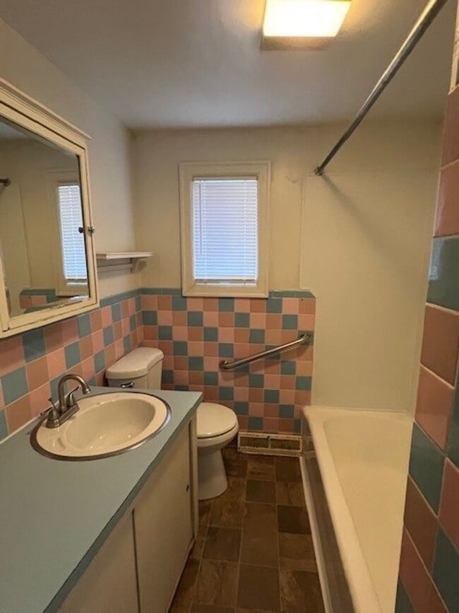 Building Photo - Charming 3bedroom, 1.5bathroom Home