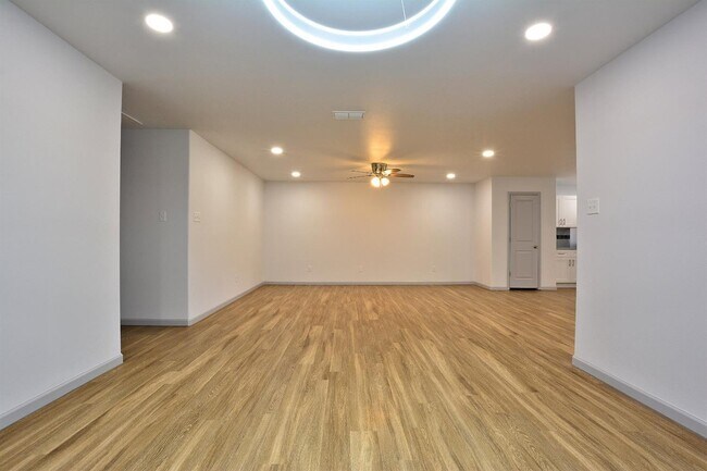 Building Photo - 1209 N Essex Ave