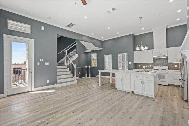 Building Photo - 2116 Bidwell Dr