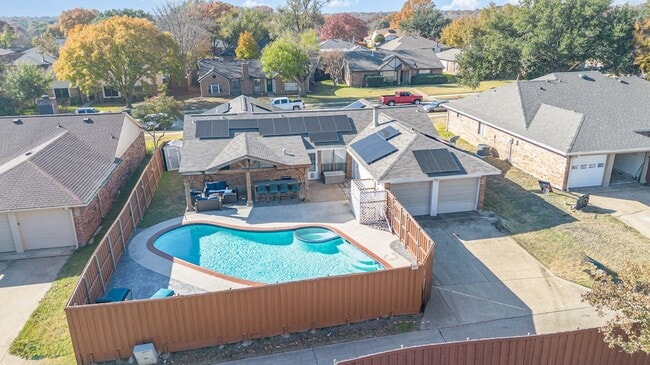 Building Photo - 913 Sandhurst Dr