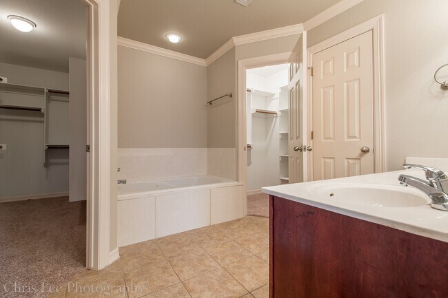Building Photo - Spacious 3 Bedroom Home on Corner Lot! Must See!