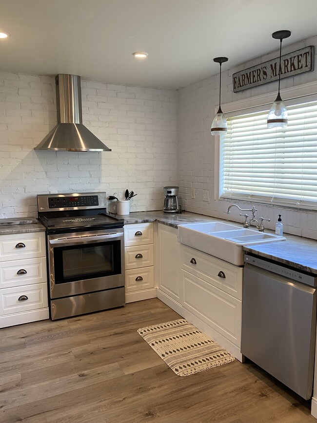 Building Photo - 1781 SE Linpark Ct