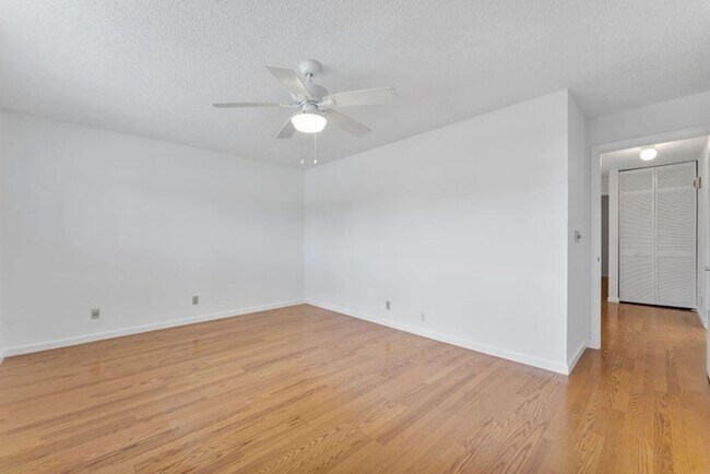 Building Photo - 119 Old Meadow Way