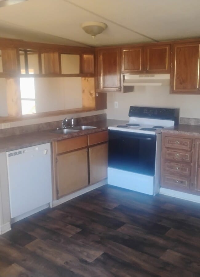 Building Photo - Chris McG 740