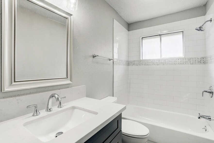 Building Photo - 2071 Delphi Ln