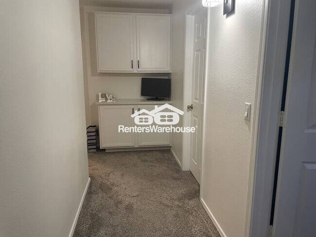 Building Photo - Hillcrest Beauty 4bed 3bath P00L Grass Bac...