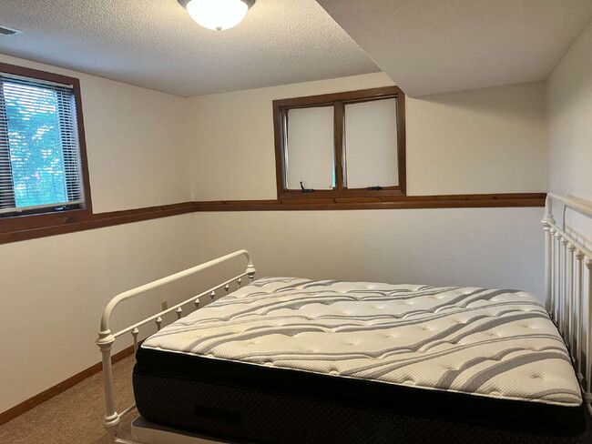 Building Photo - Spacious 4-Bedroom Home with Fenced Yard, ...