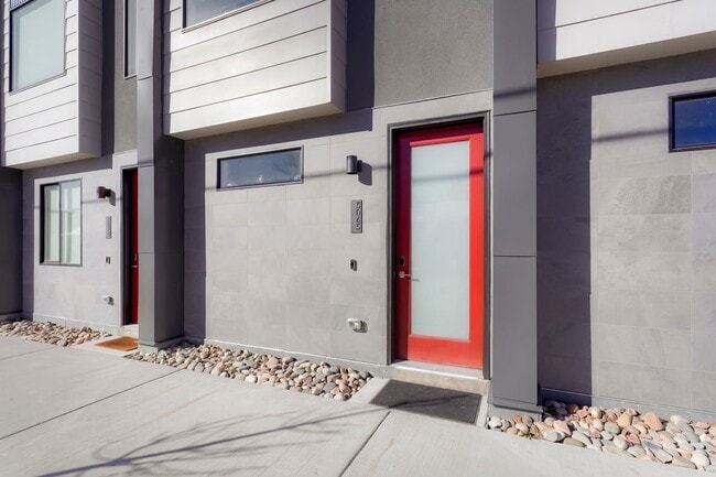 Building Photo - Modern Townhome ~ Rooftop Deck ~ Mountain View!