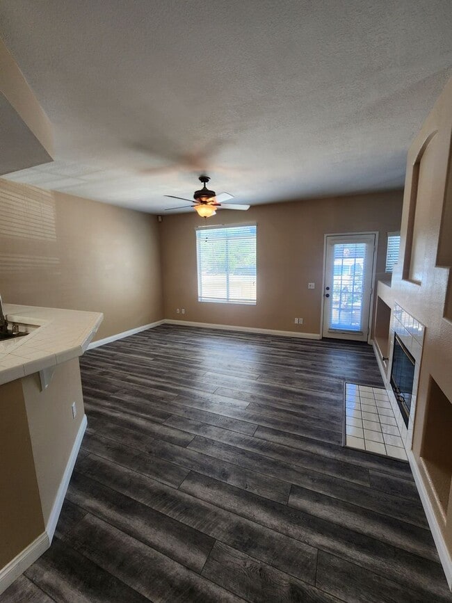Building Photo - Gorgeous & Spacious 3Bd/2.5Ba, 1,679 SqFt, 2-story Condo - Central A/C & heat, Washer/Dryer - 2 C...