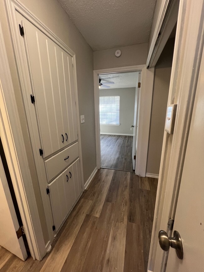 Building Photo - 4 Robin Dr