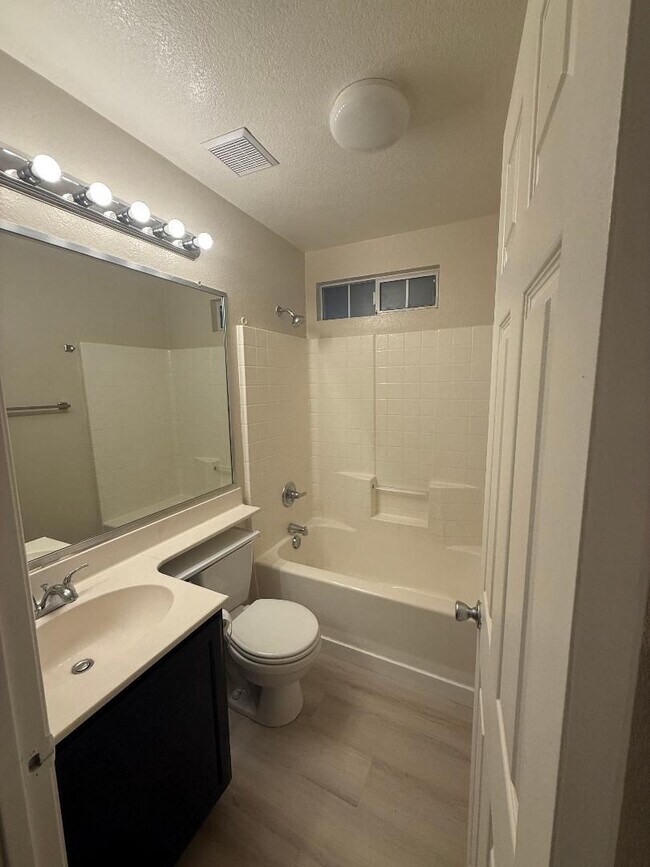 Building Photo - FOR RENT – Spacious 5 Bed / 3 Bath Home in Calexico!