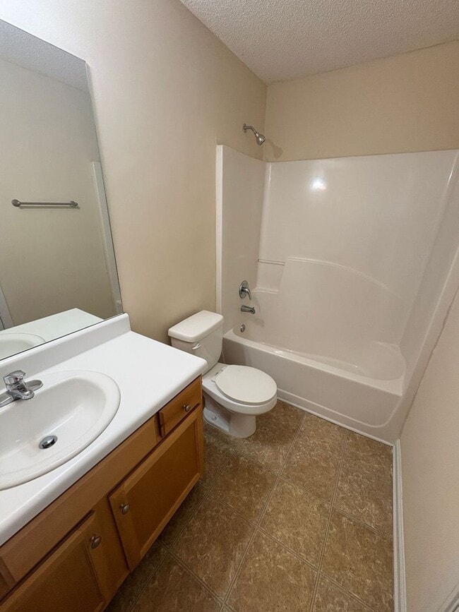 Building Photo - BRIDGEWATER HOME! PRE-LEASING FOR AUGUST 1 2026! 1/2 Off Deposit!