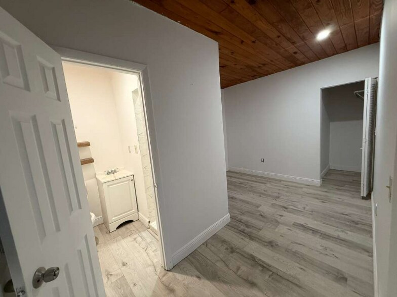 Building Photo - 3033-3033 NW 15th St