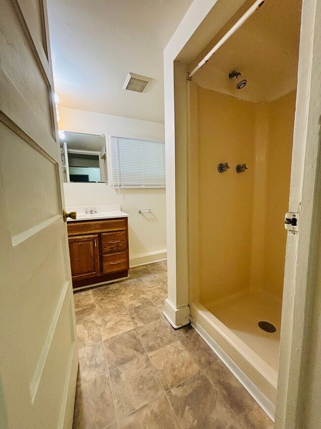 Building Photo - 3 Bedroom 1 Bath Duplex