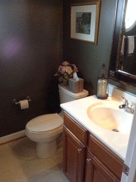 Guest bath - 1518 Enyart Way