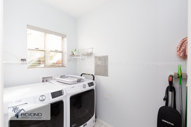 Building Photo - ***RECENTLY REMODELED**STUNNING KITCHEN**3...