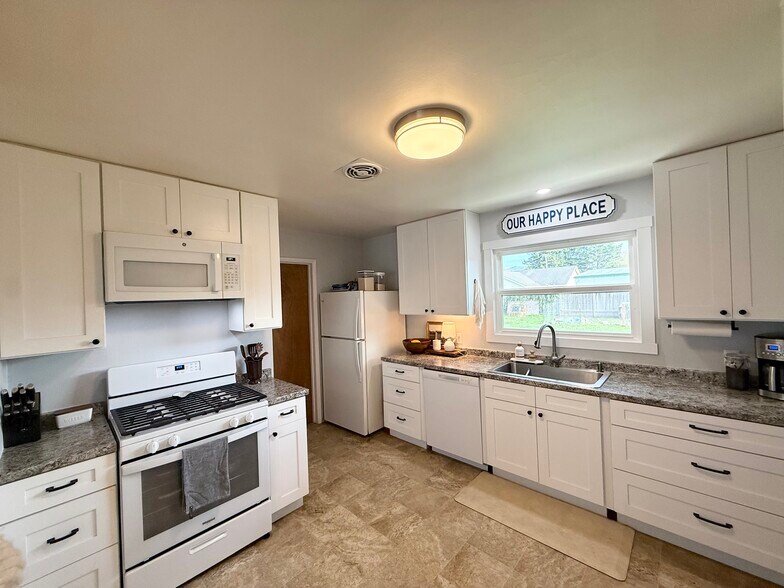 Building Photo - 227 Randolph Way