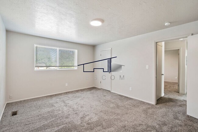 Building Photo - 221 N Pingree Ave