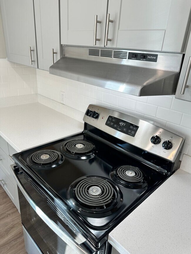 Building Photo - Darling remodeled 5 bedroom 2 bathroom home in the heart of Ogden