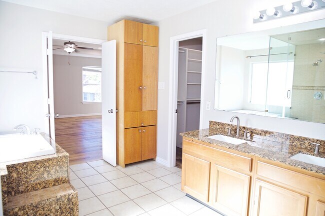 Building Photo - 18234 Sable Tree Dr