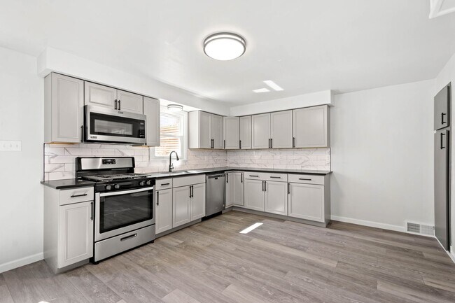 Building Photo - Stunning 2 bedroom home in Homestead available June 15!
