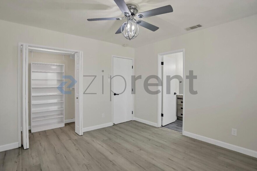 Building Photo - Unit