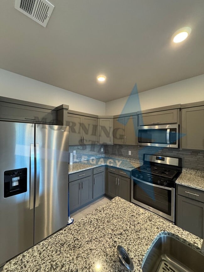 Building Photo - Newer home in desirable Metro area!