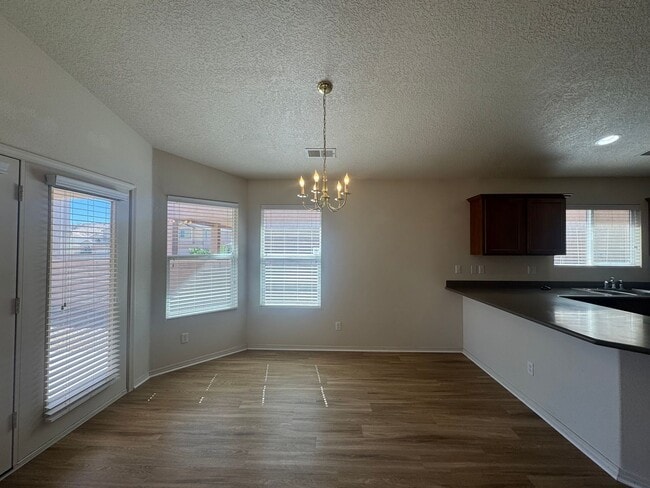 Building Photo - 3 bed 2 bath home in Huning Ranch