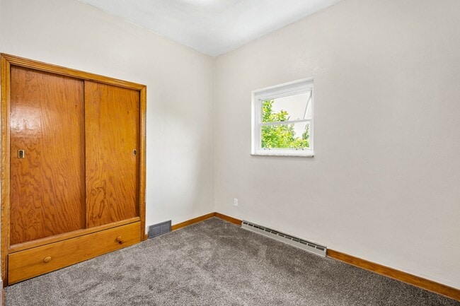 Building Photo - 447 Elm Rd